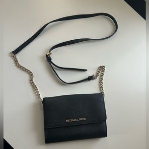 MICHAEL KORS WALLET ON CHAIN BLACK AND GOLD